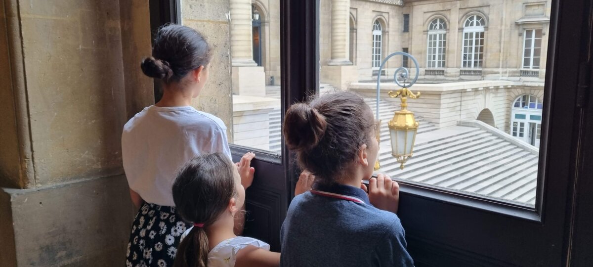 Mes enfants, patientant dans la salle des pas perdus du Tribunal de Grande Instance de Paris pendant l’audience de relèvement en IDTF de mon mari (22 juin 2022) © Kamel Daoudi